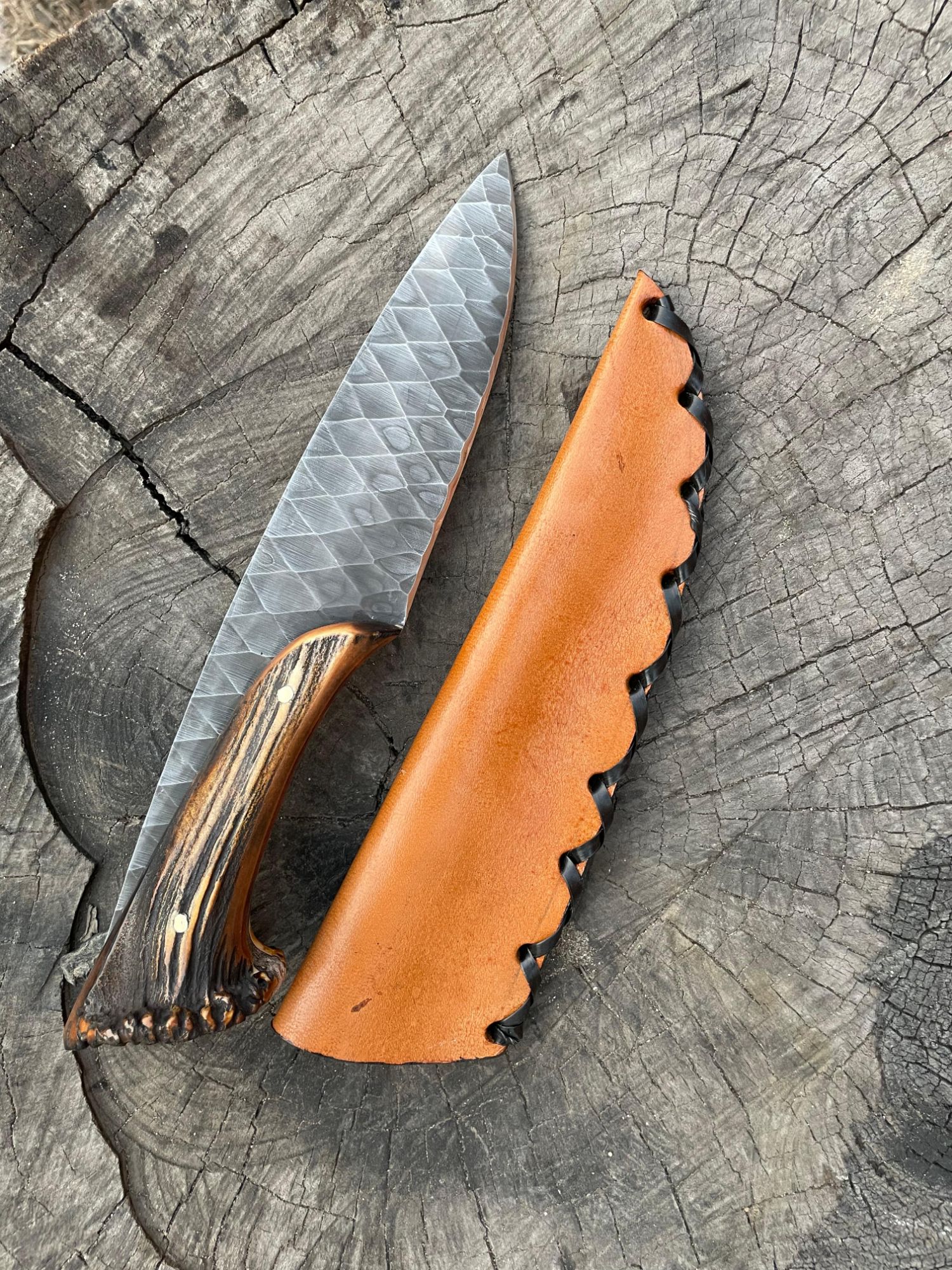 Handmade Damascus Steel Hunting Knife: Antler Handle, Full Tang - Image 4