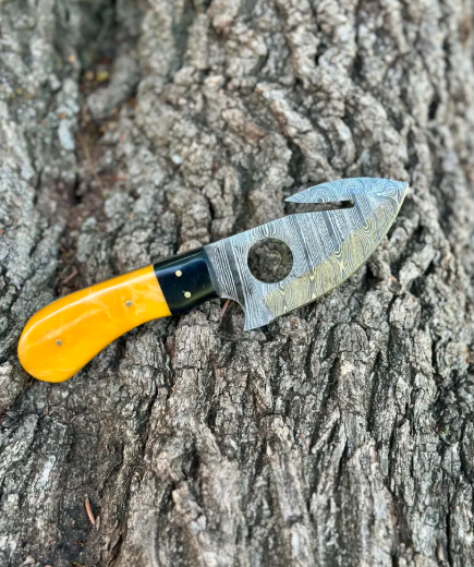Handmade Damascus Steel Gut Hook Hunting Knife: Resin Handle, Fixed Blade - Image 2